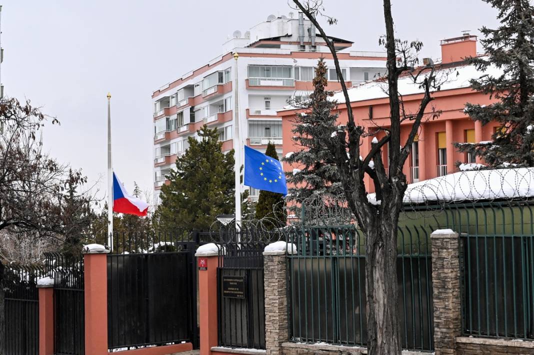 TBMM'deki bütün bayraklar yarıya indirilirken o bayrağa dokunulmadı! Bakın neden... 26